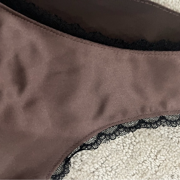 Elegant Brown Sleeveless Dress with lace trim - Picture 3 of 3